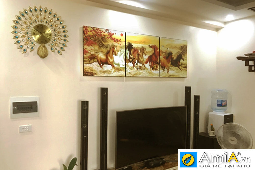 Hình ảnh thực tế mẫu tranh mã đáo thành công ghép bộ AmiA 1500 treo trên tivi phòng khách đẹp