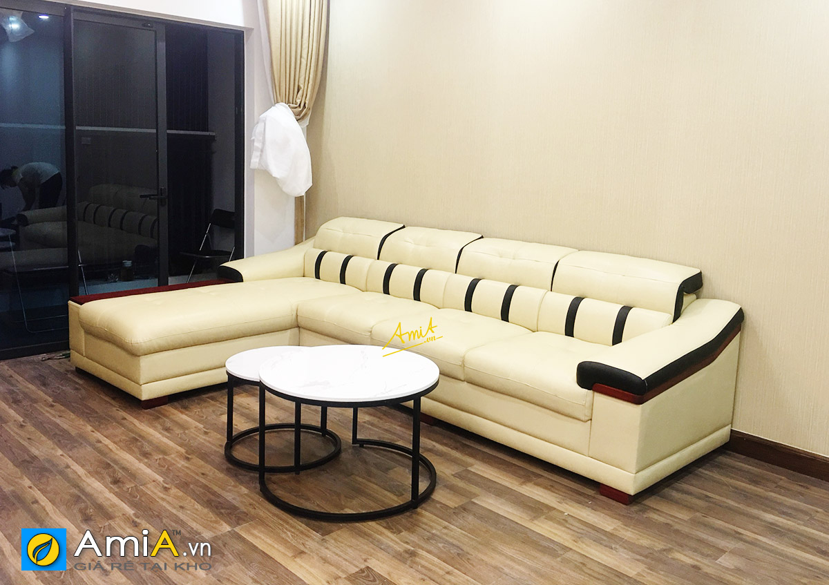 Hình ảnh thực tế sofa da cho phòng khách rộng tại xưởng làm sofa AmiA
