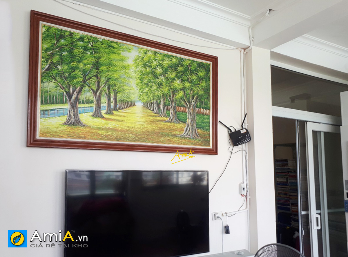 Hình ảnh Tranh phong cảnh hàng cây treo tường phía trên tivi phòng khách