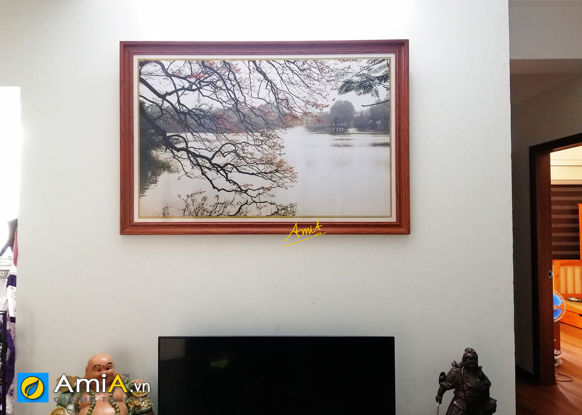 Hình ảnh Tranh phong cảnh Hồ Gươm treo phía trên tivi phòng khách