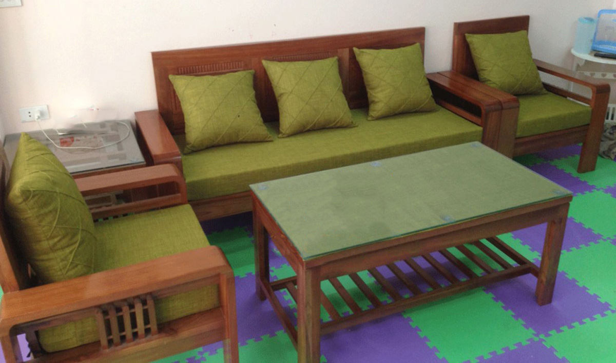 Sofa gỗ đệm màu xanh lá hợp mệnh Mộc