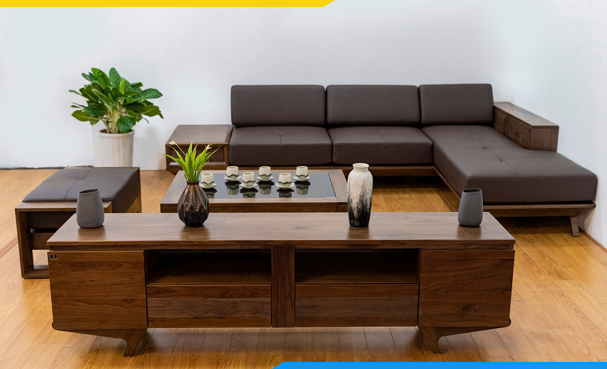 Ghế sofa gỗ kèm bàn trà và kệ trang trí sang trọng nhỏ gọn