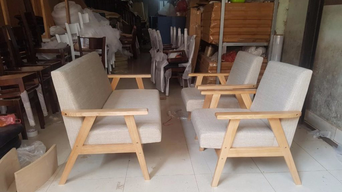 sofa gỗ thanh mảnh, trẻ trung cho quán cà phê