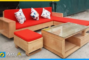 Bộ bàn ghế sofa gỗ có đệm màu đỏ nổi bật tạo điểm nhấn cho phòng khách