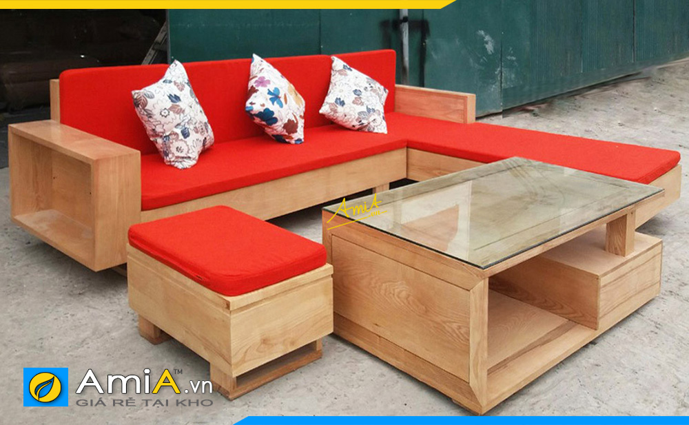 Bộ bàn ghế sofa gỗ có đệm màu đỏ nổi bật tạo điểm nhấn cho phòng khách