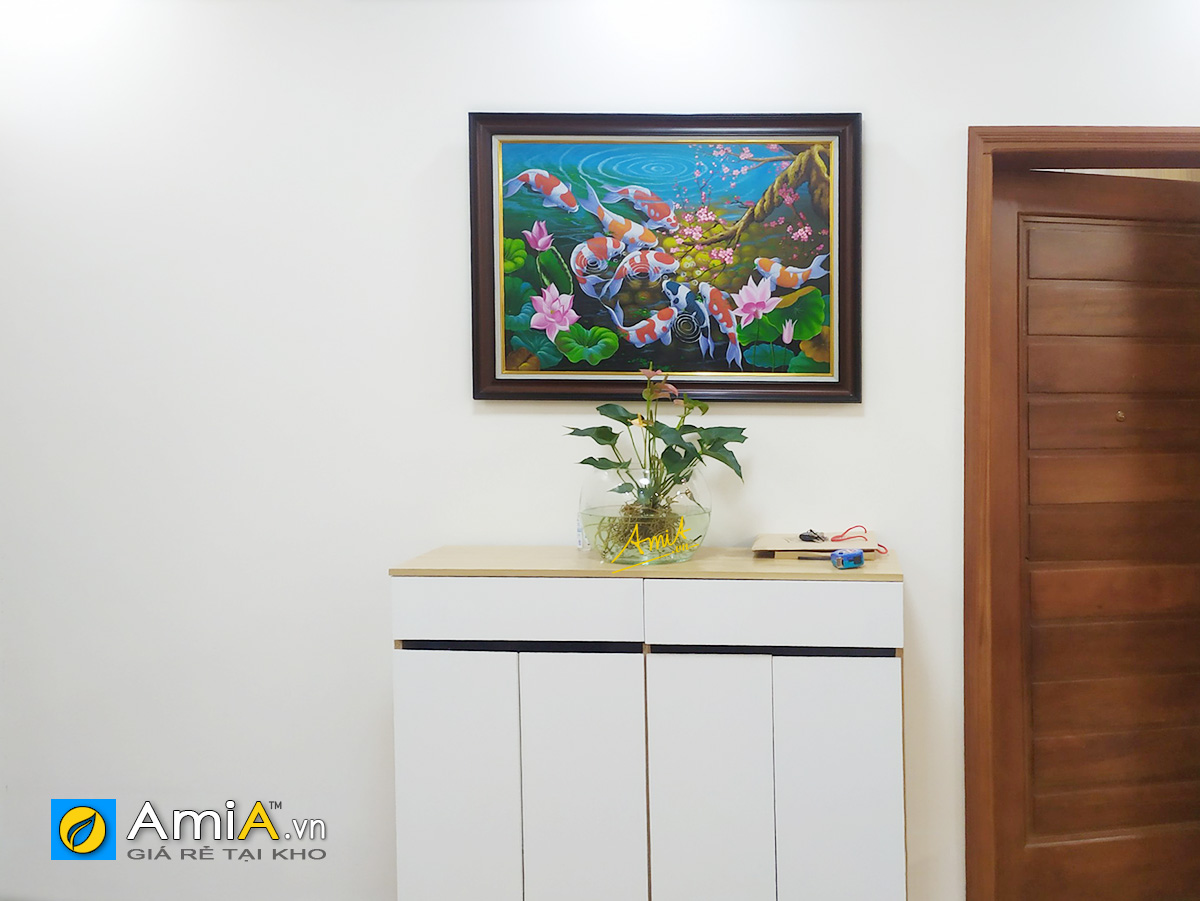 Hình ảnh Tranh cá chép hoa sen treo phía trên tủ giày phòng khách