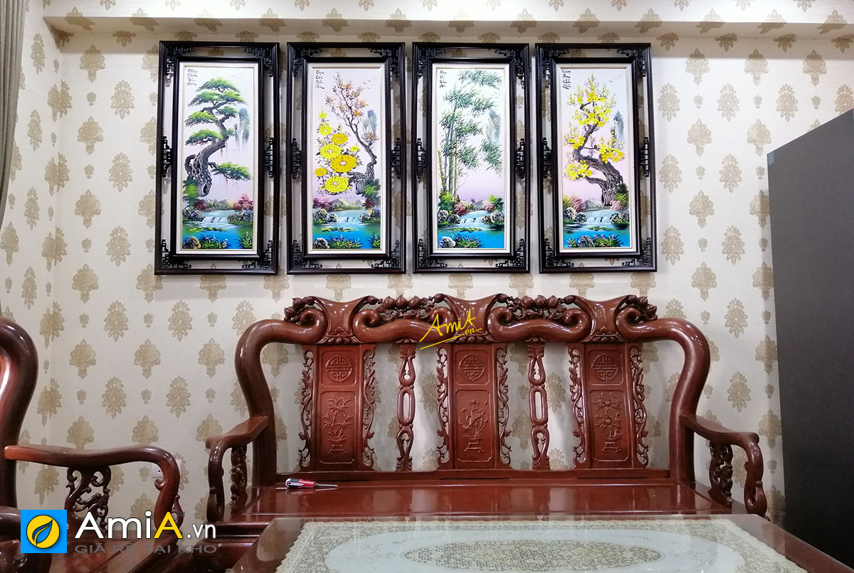 Hình ảnh Bộ tranh tứ quý bốn mùa treo tường phòng khách đẹp phía trên bộ bàn ghế gỗ
