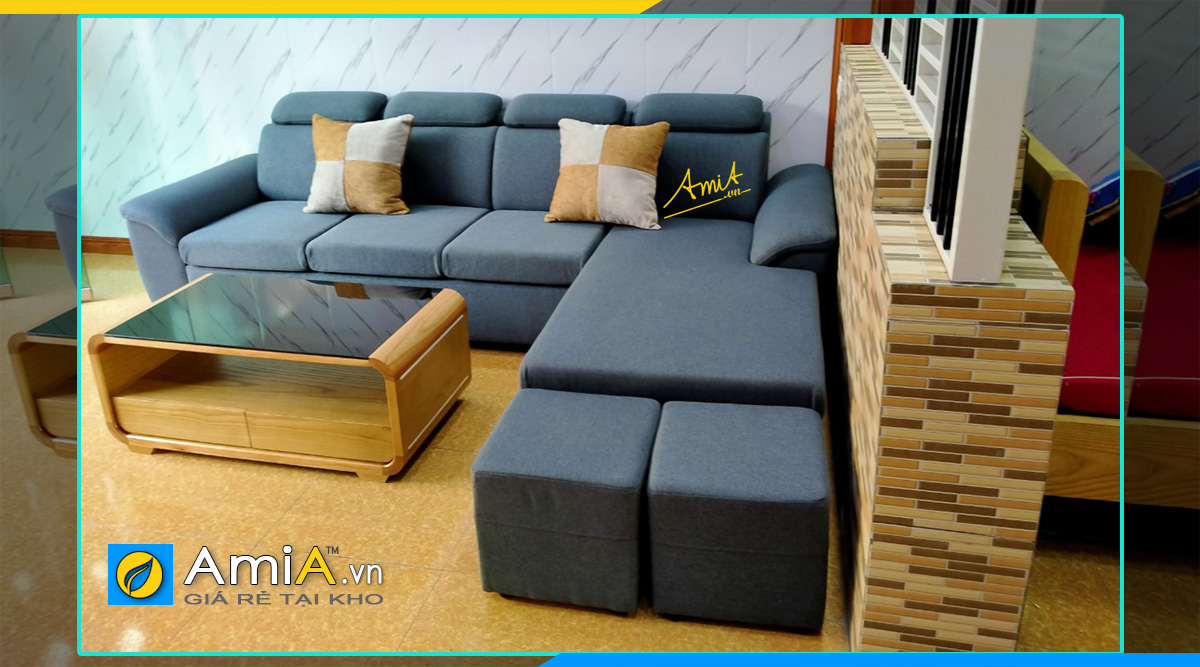 Tận dụng vách ngăn để kê bộ ghế sofa góc dài 2m2- 1m6. Vừa tiết kiệm không gian vừa tạo sự trẻ trung với chất liệu vải nỉ