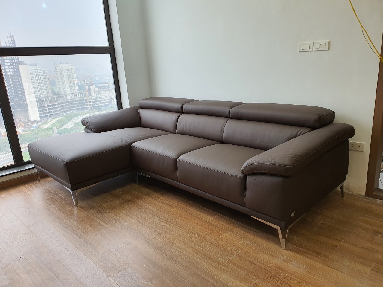 Mẫu ghế sofa góc đẹp phòng khách nhà chung cư chất liệu bọc da sang trọng cho bạn