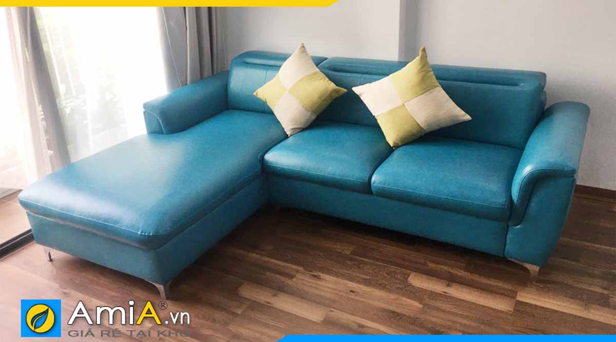Màu xanh ngọc của chất liệu da bọc sofa làm nổi bật hơn trong không gian