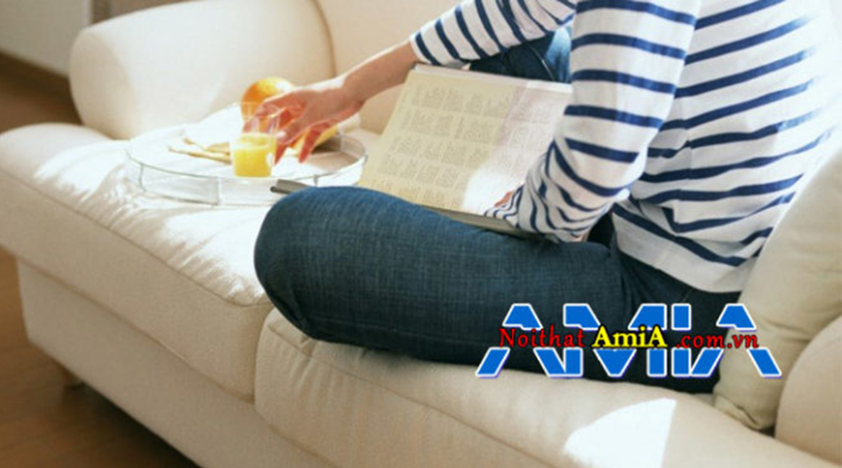 Khử mùi hôi ghế sofa da khi dính đồ ăn. Bởi nhiều người có thói quen ăn uống trên ghế sofa và không tránh khỏi việc rơi vãi ra ghế tạo mùi thức ăn