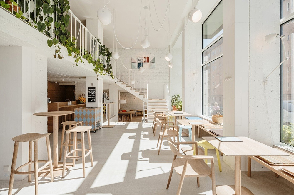Hình ảnh Không gian quán cafe phong cách Bắc Âu theo tone màu trắng chủ đạo