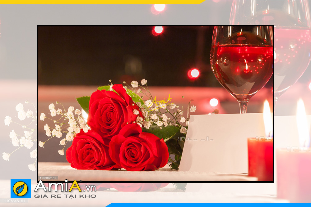 Hình ảnh Tranh hoa hồng và nến trang trí nhà hàng lãng mạn