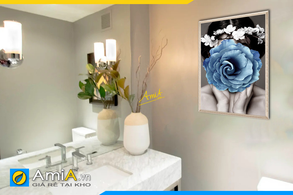 Hình ảnh Tranh cô gái và hoa treo tường phòng tắm vệ sinh đẹp