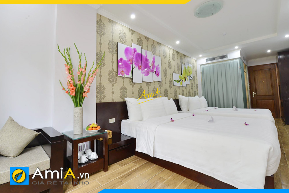 Hình ảnh Tranh hoa lan tím và xanh treo tường phòng ngủ đôi khách sạn