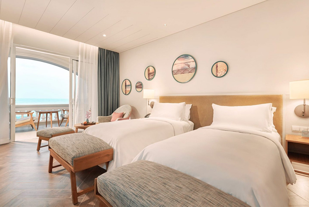 Hình ảnh Phòng ngủ khách sạn Địa Trung Hải treo tranh gì hợp?