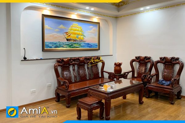 Hình ảnh Tranh thuyền vàng vẽ sơn dầu treo phía trên bộ bàn ghế gỗ phòng khách AmiA TSD 642