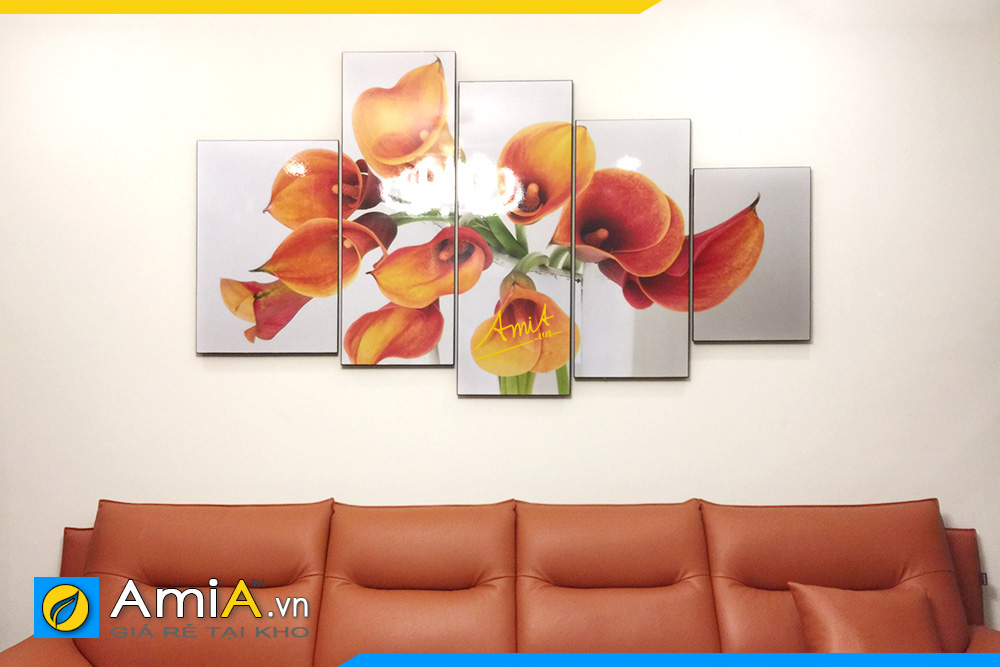 Những tác phẩm tranh treo phòng khách với hoa rum tươi tắn và hình ảnh đẹp sẽ mang đến một không gian tuyệt vời cho ngôi nhà của bạn.