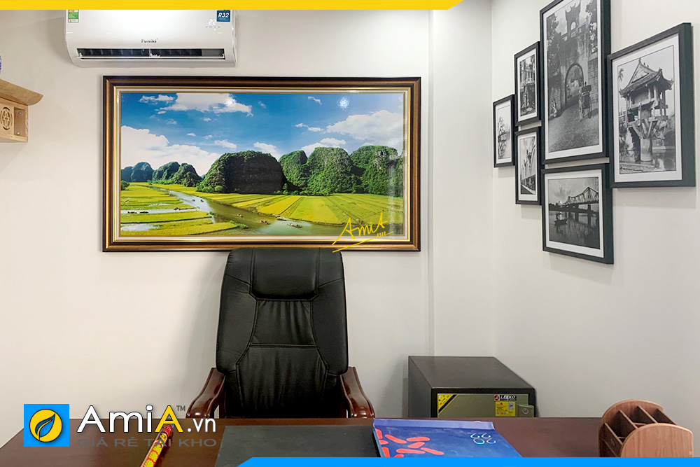 Hình ảnh Tranh phong cảnh quê hương Việt Nam treo phía sau ghế giám đốc AmiA QH133
