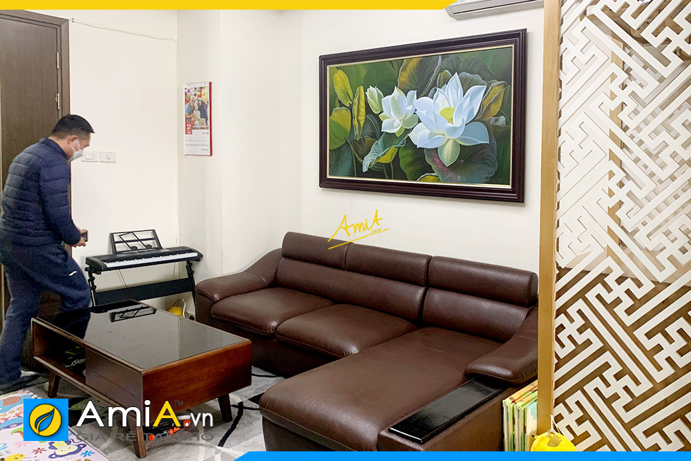Hình ảnh Tranh sơn dầu hoa sen trắng treo phía trên ghế sofa phòng khách AmiA TSD 522