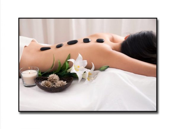 Tranh spa đẹp cô gái nằm thư giãn với dịch vụ chườm đá nóng trên lưng